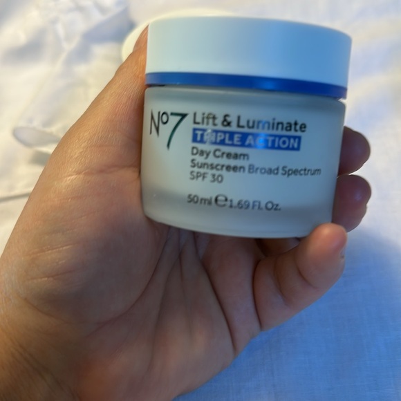 Lift & Luminate Triple Action Day Cream - White and Blue - Picture 3 of 11